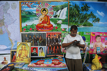 Yangon  Myanmar  Strassenhaendler verkauft auf einem Strassenmarkt Poster