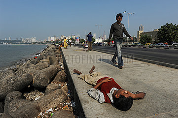 Mumbai  Indien  Menschen auf der Uferpromenade entlang der Marine Drive