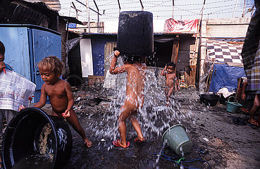 Jakarta  Indonesien  Kinder waschen sich in Eimern in einem Elendsviertel