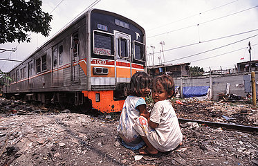 Jakarta  Indonesien  Zwei Maedchen im Elendsviertel entlang der Bahnschienen