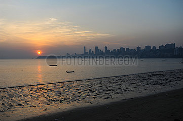 Mumbai  Indien  Sonnenuntergang am Chowpatty Strand entlang Marine Drive