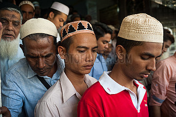 Yangon  Myanmar  Muslime verlassen nach Freitagsgebet Moschee