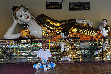 Yangon  Myanmar  Mann meditiert im Tempelbereich der Shwedagon-Pagode