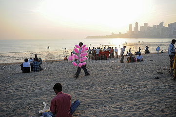 Mumbai  Indien  Fliegender Haendler mit Zuckerwatte am Chowpatty Strand