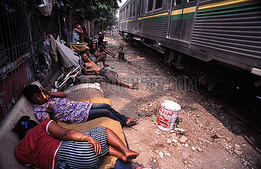 Jakarta  Indonesien  Menschen in einem Elendsviertel entlang der Bahnschienen