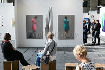 Berlin  Deutschland - Kunstmesse Positions Berlin im Hangar 4 Flughafen Tempelhof.