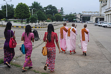 Yangon  Myanmar  Junge Frauen und buddhistische Nonnen