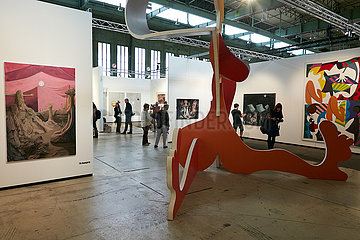Berlin  Deutschland - Galerie Kleindienst zur Kunstmesse art berlin im Hangar 5 und 6 Flughafen Tempelhof.