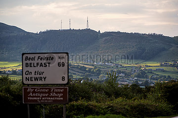 Irland  Dundalk - Irische Grenze: Landstrasse Richtung Belfast  die Berge befinden sich in Nordirland