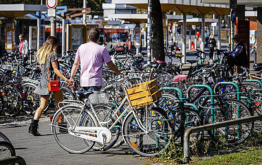 Viele Fahrraeder stehen in Fahrradstaendern in der Bonner Innenstadt  Nordrhein-Westfalen  Deutschland