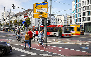 Strassenkreuzung mit Fu?gaengern  Fahrradfahrern  Autos  Bus und Strassenbahn  Bonn  Nordrhein-Westfalen  Deutschland