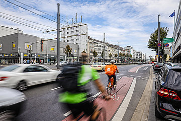 Strassenkreuzung mit Fahrradfahrern und Autos  Bonn  Nordrhein-Westfalen  Deutschland