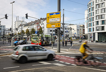 Strassenkreuzung mit Fu?gaengern  Fahrradfahrern  Autos und Bus  Bonn  Nordrhein-Westfalen  Deutschland