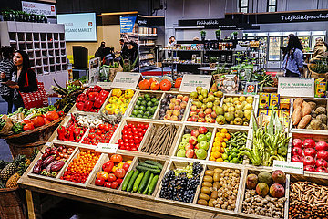 Bio-Gemuese und Bio-Obst im Bio-Markt  ANUGA Lebensmittelmesse  Koeln  Nordrhein-Westfahlen  Deutschland