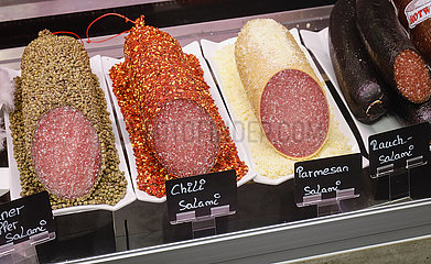 Salami-Wuerste liegen in der Kuehltheke  ANUGA Lebensmittelmesse  Koeln  Nordrhein-Westfahlen  Deutschland
