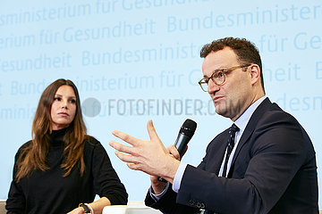 Berlin  Deutschland - Teresa Enke und Jens Spahn  Bundesgesundheitsminister bei einem Pressegespraech.