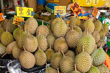 Singapur  Republik Singapur  Verkaufsstand fuer frische Durians in Chinatown