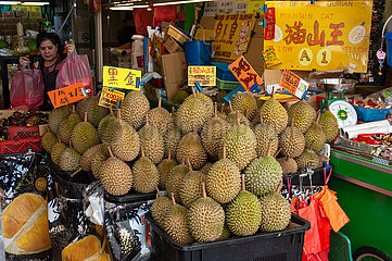 Singapur  Republik Singapur  Verkaufsstand fuer frische Durians in Chinatown