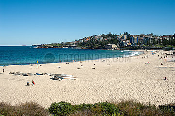 Sydney  Australien  Menschen unter blauem Himmel am Strand von Coogee Beach