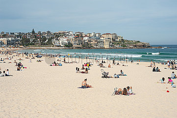 Sydney  Australien  Menschen am beruehmten Strand von Bondi Beach