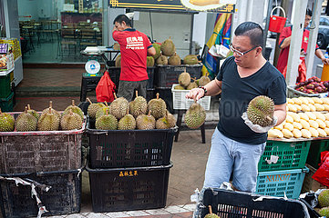 Singapur  Republik Singapur  Frische Durians auf einem Strassenmarkt in Chinatown