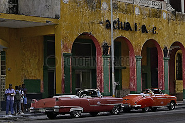 Cuba  Havanna - Stadtbild mit Oldtimern