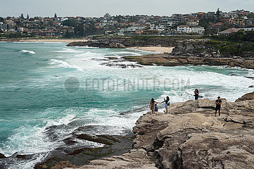 Sydney  Australien  Touristen auf den Klippen am Tamarama Point