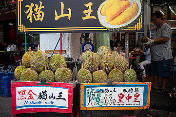 Singapur  Republik Singapur  Stand mit frischen Durians auf einem Strassenmarkt in Chinatown