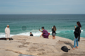 Sydney  Australien  Touristen fotografieren auf den Klippen am Tamarama Point
