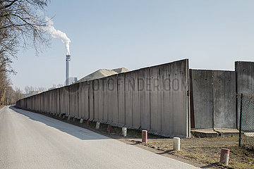 Betonmauer um das Kieslager im Sophienwerderweg in Berlin-Spandau