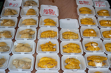 Singapur  Republik Singapur  Abgepackte Durians in Chinatown