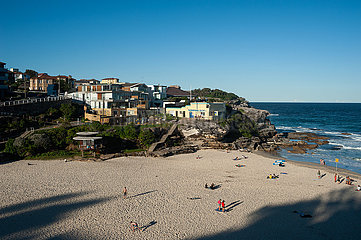Sydney  Australien  Blick auf den Strand von Tamarama Beach unter blauem Himmel