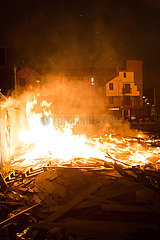 Grossbritannien  Belfast - Verlassenes Bonfire am Orangemen’s Day  protestantischer  jaehrlicher Feiertag zum Gedenken an die Schlacht am Boyne