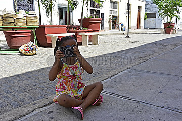 Kuba  Cienfuegos - Maedchen fotografiert mit einer analogen Kamera