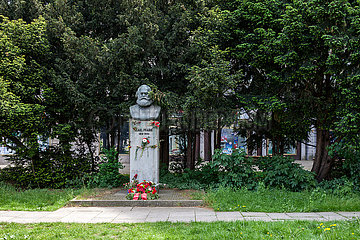Denkmal mit Karl-Marx-Bueste am Strausberger Platz in Berlin-Friedrichshain