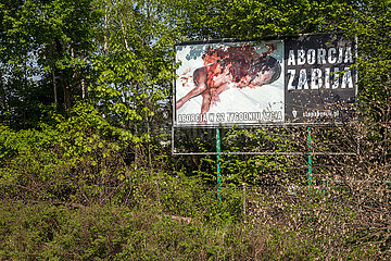 Werbetafel mit einem toten Saeugling und der Aufschrift Aborcja zabija - Abtreibung toetet - in Breslau