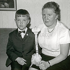 Kommunionkind mit Mutter  Erste Hl. Kommunion  1968