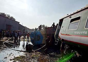 BANGLADESH-Sirajganj-TRAIN-UNFALL