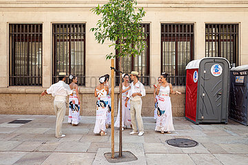 Paare in Kostuemen proben einen Tanz in Malaga
