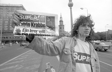 Boulevardzeitung SUPER!  Zeitungsverkaeufer  Berlin  1991