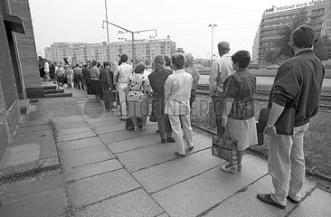 Gedraenge vor Bank  Einfuehrung D-Mark in der DDR  Waehrungsunion  Dresden  Juni 1990