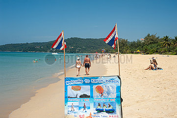 Phuket  Thailand  Urlauber geniessen Sonne  Sand und Meer am Strand von Karon Beach