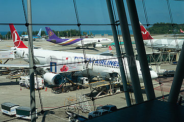 Phuket  Thailand  Passagierflugzeuge auf dem Vorfeld am Flughafen Phuket