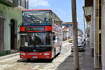 Kuba  Trinidad - Touristenbus unterwegs durch die Stadt