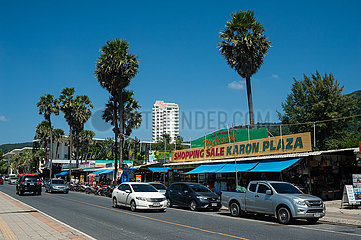 Phuket  Thailand  Strassenverkehr entlang des Karon Plaza am Karon Beach