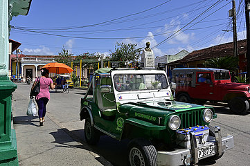 Kuba  Baracoa-Blick auf einen parkenden Jeep im Stadtzentrum