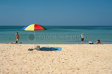 Phuket  Thailand  Urlauber sonnen sich am Strand von Karon Beach
