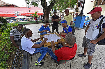 Kuba  Santiago de Cuba- Treffpunkt kubanischer Maenner zum Dominospiel in einem Park