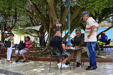 Kuba  Baracoa-Kubaner spielen Schach in einem Park im Stadtzentrum