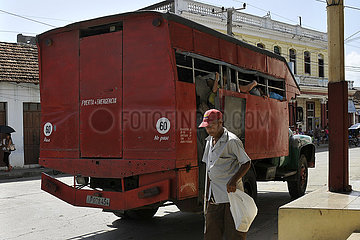 Kuba  Baracoa-Haltestelle fuer einen Personen LKW im Zentrum